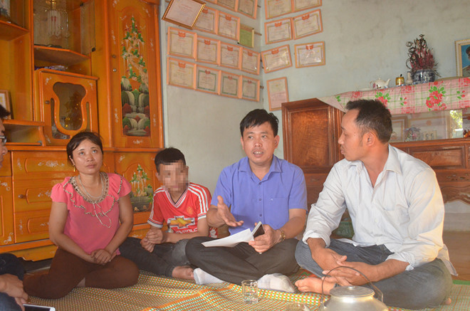 Trưởng phòng GD&ĐT huyện Quỳ Hợp đến thăm hỏi động viên em H. và gia đình