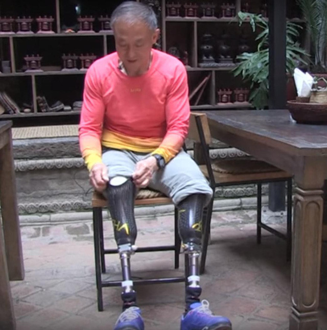 Cụ ông cụt 2 chân chinh phục thành công đỉnh Everest sau 40 năm nỗ lực ảnh 2 Dù mất cả hai chân nhưng ông Boyu chưa bao giờ từ bỏ giấc mơ của mình