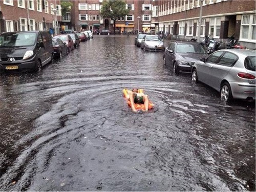 Thú vui khi đường phố bỗng hóa thành sông.