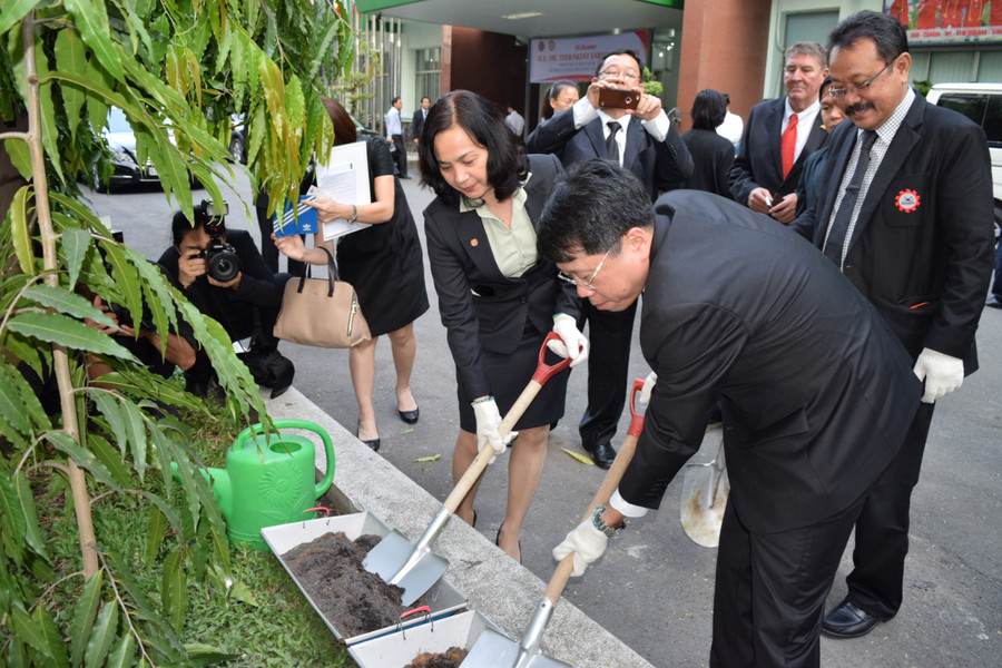 Chủ tịch SEAMEO - Tiến sỹ Teerakiat Jareonsettasin trồng cây lưu niệm tại SEAMEO