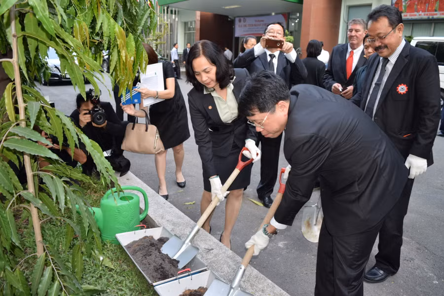 Chủ tịch SEAMEO - Tiến sỹ Teerakiat Jareonsettasin trồng cây lưu niệm tại SEAMEO