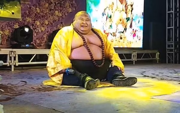 Vẻ ngoài khá đặc biệt đã giúp anh chàng kiếm được tiền từ việc biểu diễn.