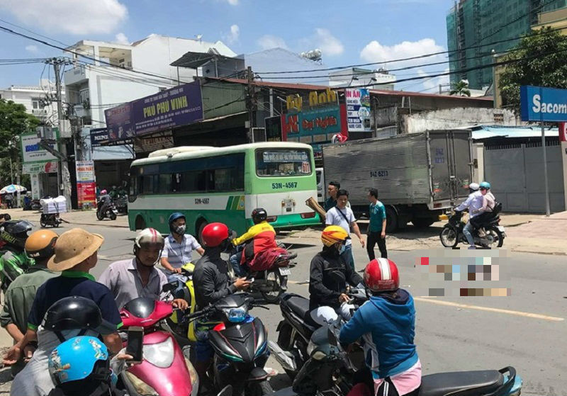 Hiện trường vụ tai nạn. Va chạm với xe buýt, cô gái chạy SH ở Sài Gòn chết thảm
