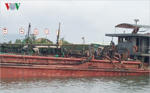 Buông lỏng quản lý, dung túng “cát tặc” vùng giáp ranh TPHCM?