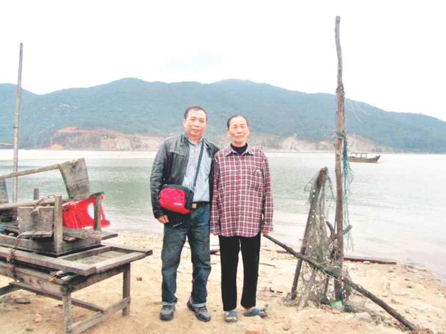 Tác giả với o Nhị ở Gò cá Thạch Kim.