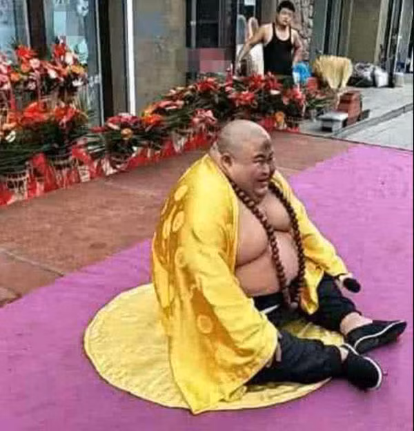 Người đàn ông có ngoại hình được cho là giống Phật Di Lặc đang biểu diễn trên đường phố.