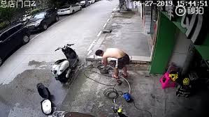 Bị điện giật, người đàn ông vật lộn tự cứu mình