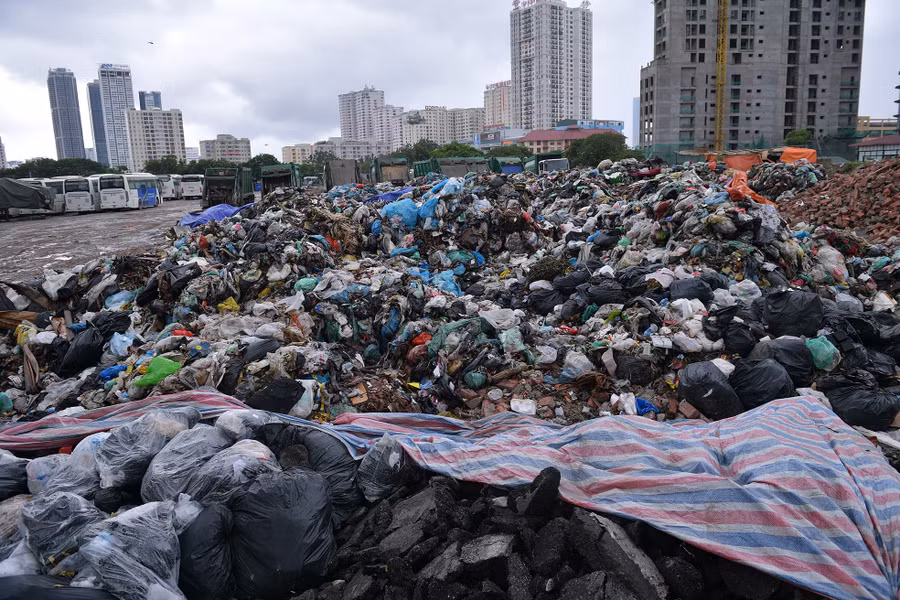 Núi rác thải vẫn bất động trong lòng phố