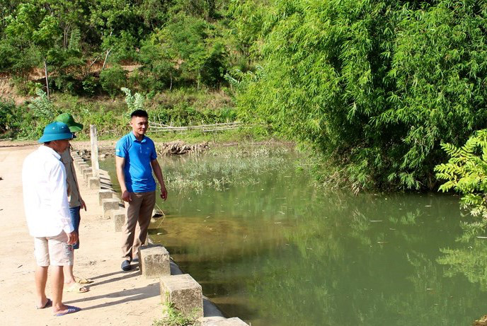không thấy con, hai vợ chồng tá hỏa phát hiện con ngã xuống cầu tràn hình 1 khong thay con, hai vo chong ta hoa phat hien con nga xuong cau tran hinh 1
