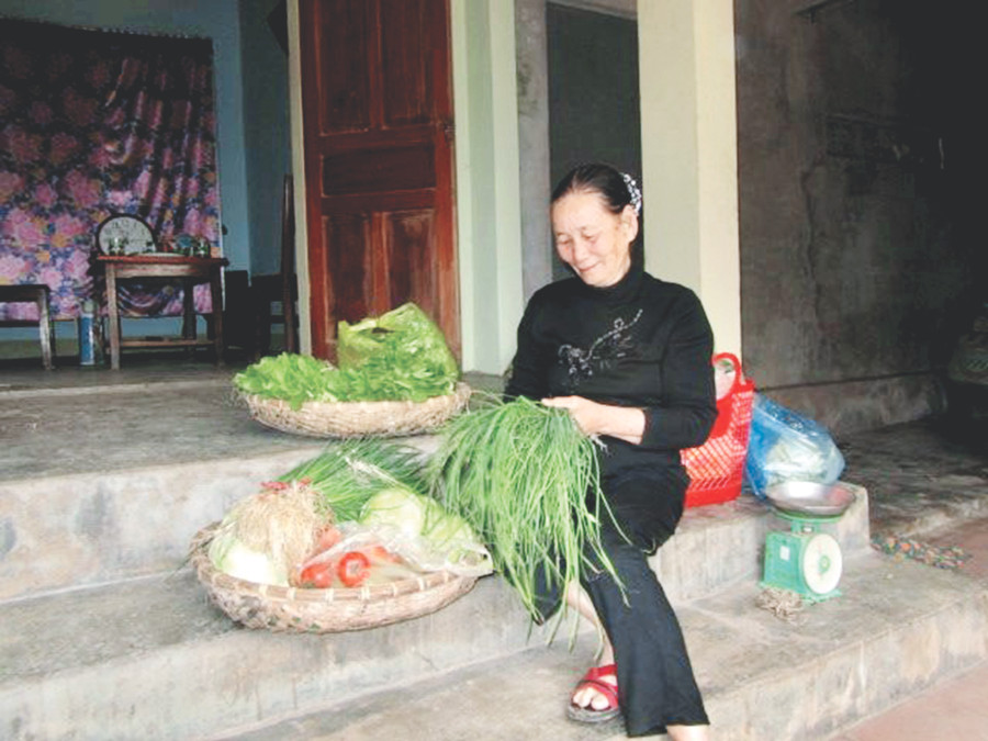 O Nhị trước ngôi nhà của mình.