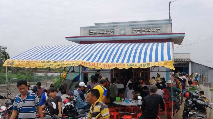 Người dân đến chia vui cùng với gia đình cụ Nguyễn Thị Hến, vừa gặp lại con gái sau nhiều năm lưu lạc.