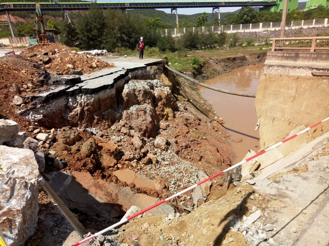 Hố sụt lún một làn đường đầu cầu Yên Hòa vẫn chưa thể khắc phục