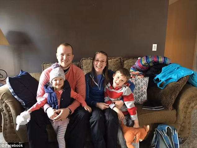 Gia đình - Nghẹn ngào hình ảnh anh trai yêu thương em gái trước giây phút ly biệt 