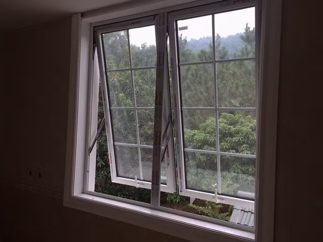 Tỉnh giấc giữa đêm thấy bóng đen trên cửa sổ, người phụ nữ bàng hoàng khi biết sự thật-1