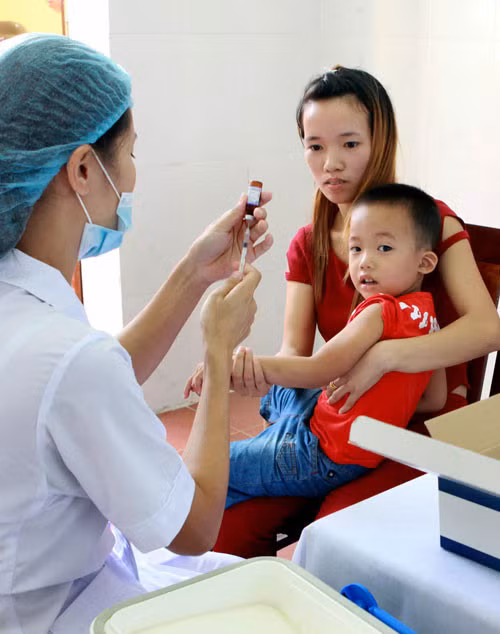 Tiêm phòng cho trẻ bằng vắc xin nội