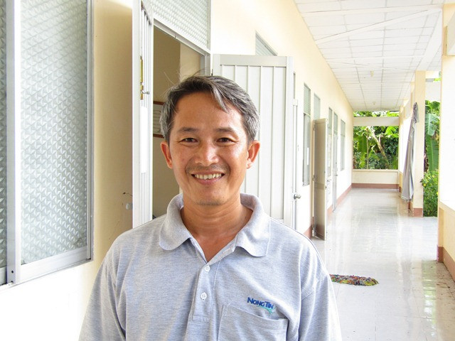Anh Trần Minh Hùng bên ngôi Trường Mầm non và Tiểu học Nguyễn Trung Trực, thị trấn Bảy Ngàn, huyện Châu Thành A, tỉnh Hậu Giang