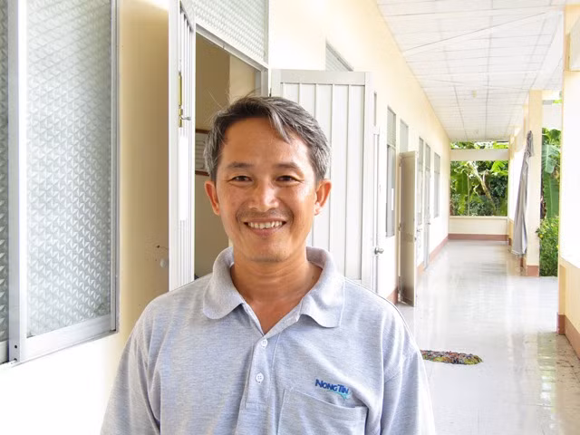 Anh Trần Minh Hùng bên ngôi Trường Mầm non và Tiểu học Nguyễn Trung Trực, thị trấn Bảy Ngàn, huyện Châu Thành A, tỉnh Hậu Giang