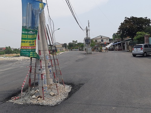 Trạm biến áp và cột điện án ngữ ngay giữa lòng đường