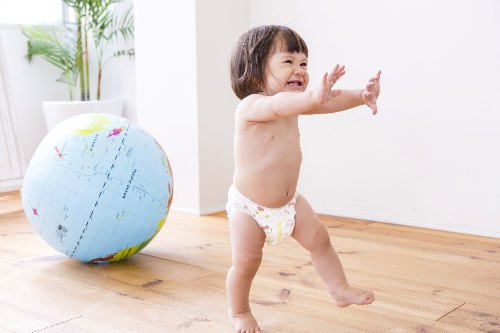 Tã quần với vách chống trào thông minh cùng thun chân 6 sợi linh hoạt cho bé cảm giác thoải mái. Tã quần với vách chống trào thông minh cùng thun chân 6 sợi linh hoạt cho bé cảm thấy thoải mái.