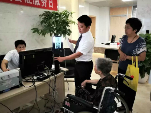 Cặp vợ chồng già đến sang tên ngôi nhà cho các con gái, không có tên con rể. Cặp vợ chồng già đến sang tên ngôi nhà cho các con gái, không có tên con rể. Ảnh:Eastday.