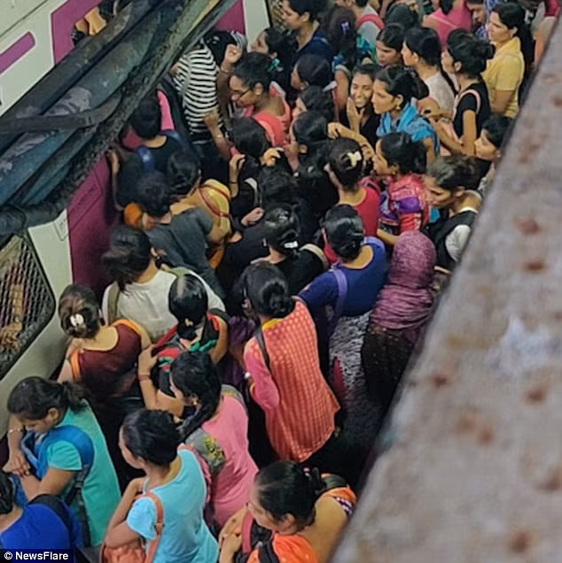 Cảnh tượng chen lấn xô đẩy nguy hiểm đến khó tin tại ga tàu hỏa Ấn Độ giờ cao điểm - Hình 2