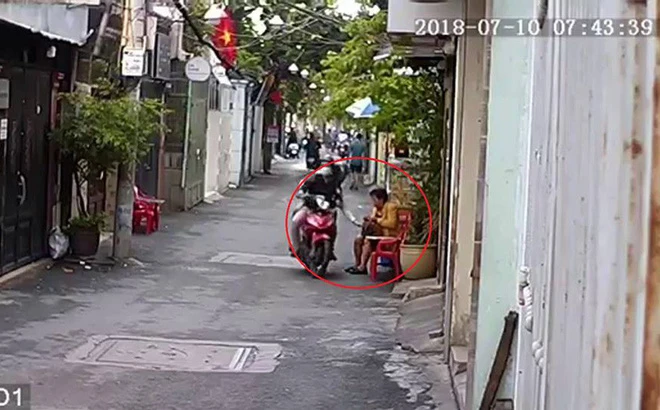  Clip: Mải mê ngồi đếm tiền trước cửa nhà, người phụ nữ bị cướp giật mất túi