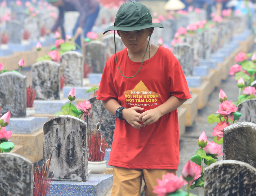 Thế hệ trẻ tri ân các anh hùng liệt sĩ đã ngã xuống vì nền độc lập dân tộc thống nhất đất nước.