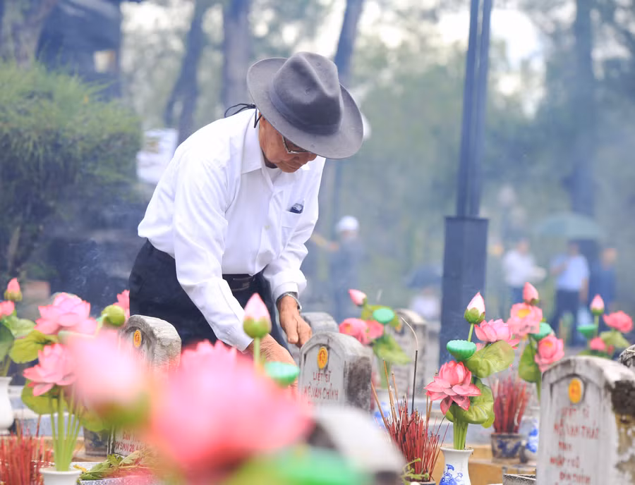 Một cụ già dâng hương tri ân từng liệt sĩ yên nghỉ tại nghĩa trang.