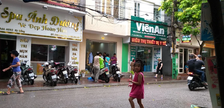 Hiện trường nơi nghi phạm dùng dao sát hại mẹ nuôi, ảnh: CTV 