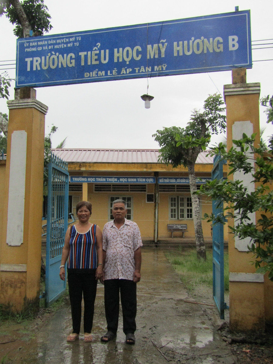 Vợ chồng ông Thông, bà Mận trước Trường Tiểu học Mỹ Hương B, ấp Tân Mỹ, xã Mỹ Hương, huyện Mỹ Tú (Sóc Trăng)