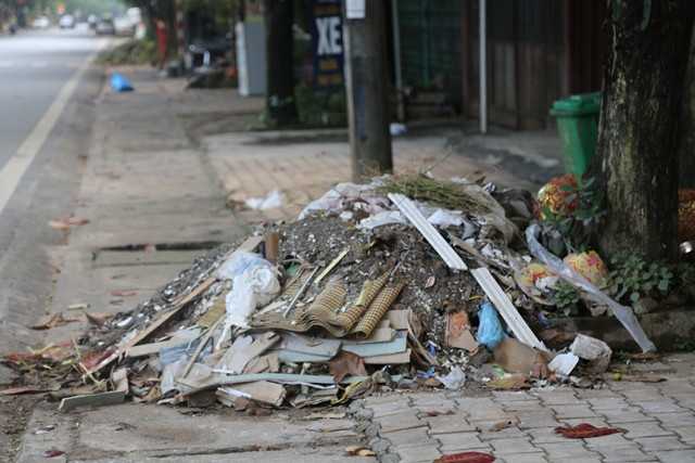 Đống rác thải và phế liệu ngay trên vỉa hè, khu vực tổ 11, thị trấn Vị Xuyên