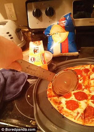 Dùng thước gắn với nắp hộp thiếc để cắt bánh pizza