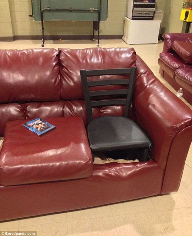 Những phát minh độc nhất vô nhị ảnh 6 Sofa rách cũng không sao, chêm vào chiếc ghế gỗ vẫn ngồi được mà