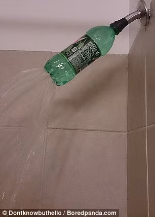 Chai nhựa được chế tạo thành vòi hoa sen hoàn hảo