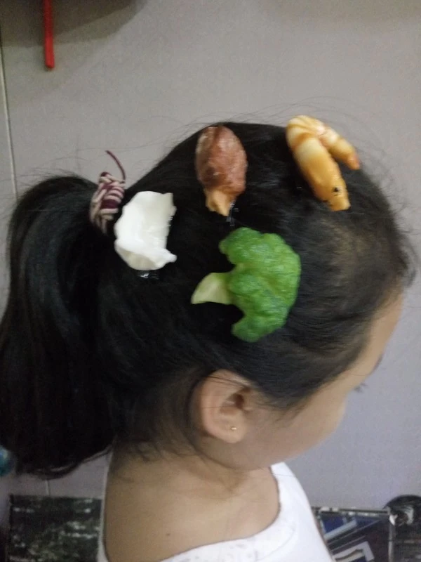Biến mái tóc thành nơi bày đồ ăn