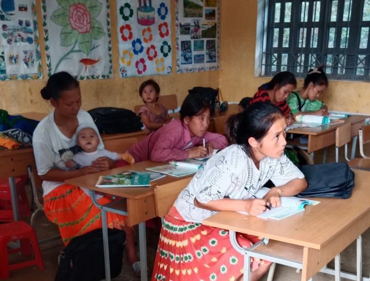 Các học viên tham gia lớp xoá mù chữ đầy đủ tích cực. Các học viên tham gia lớp xoá mù chữ đầy đủ tích cực.