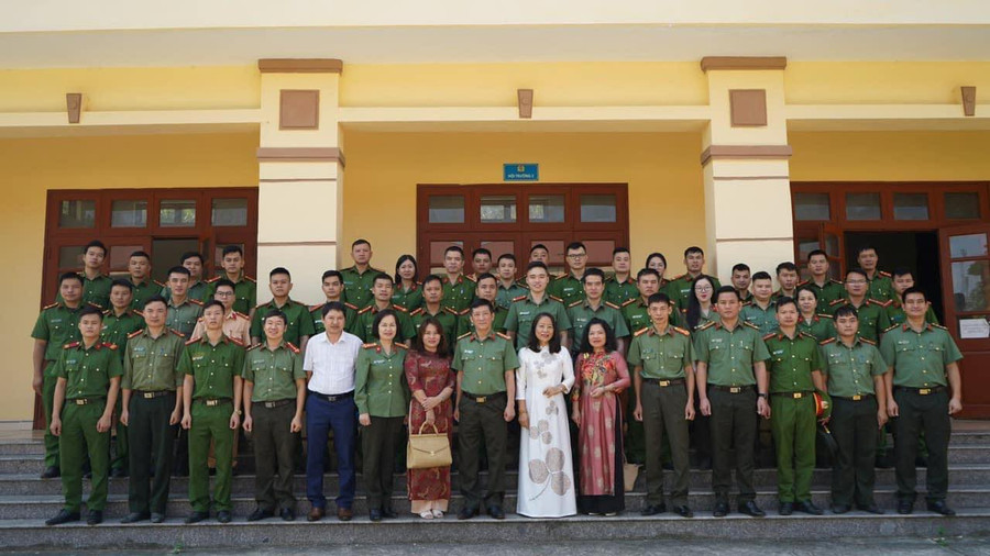 Cán bộ chiến sĩ công an tỉnh Bắc Kạn tham gia lớp bồi dưỡng và cấp chứng chỉ tiếng dân tộc Mông năm 2023. Cán bộ chiến sĩ công an tỉnh Bắc Kạn tham gia lớp bồi dưỡng và cấp chứng chỉ tiếng dân tộc Mông năm 2023.