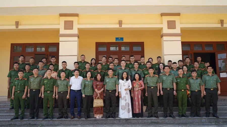 Cán bộ chiến sĩ công an tỉnh Bắc Kạn tham gia lớp bồi dưỡng và cấp chứng chỉ tiếng dân tộc Mông năm 2023.