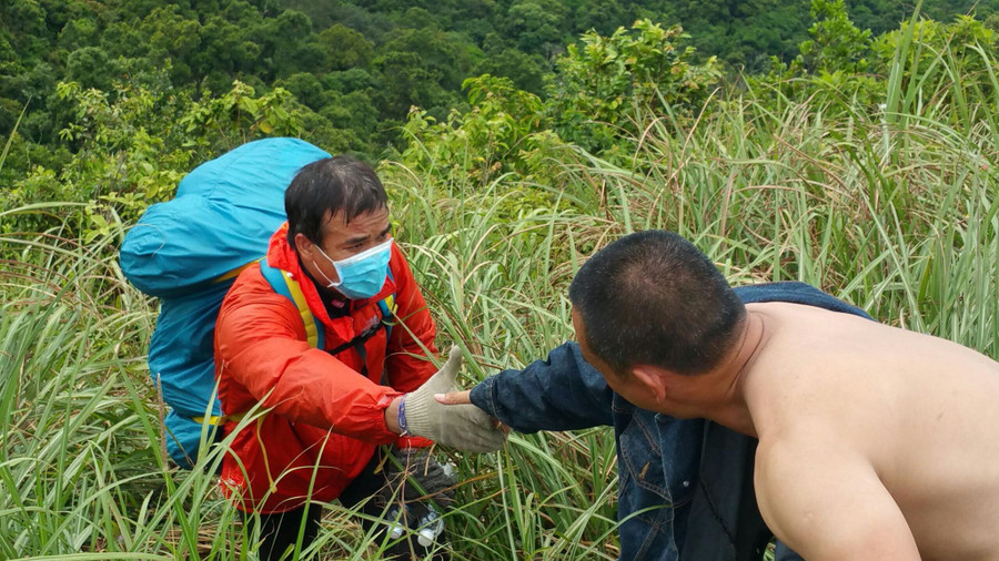 Đội giải cứu dù tìm lối lên xuống rất khó khăn. Đội giải cứu dù tìm lối lên xuống rất khó khăn.