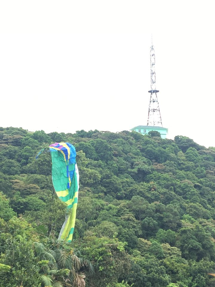 Dù mắc trên ngọn cây cao khoảng 35m trên vách núi. Dù mắc trên ngọn cây cao khoảng 35m trên vách núi.