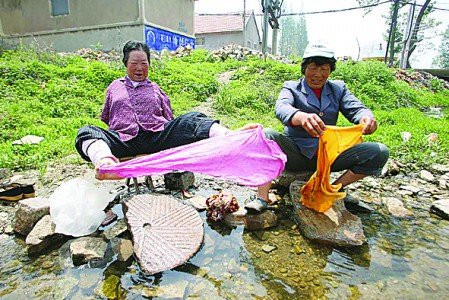Khâm phục cụ bà 70 tuổi làm mọi việc bằng chân - 8 kham phuc cu ba 70 tuoi lam moi viec bang chan - 8