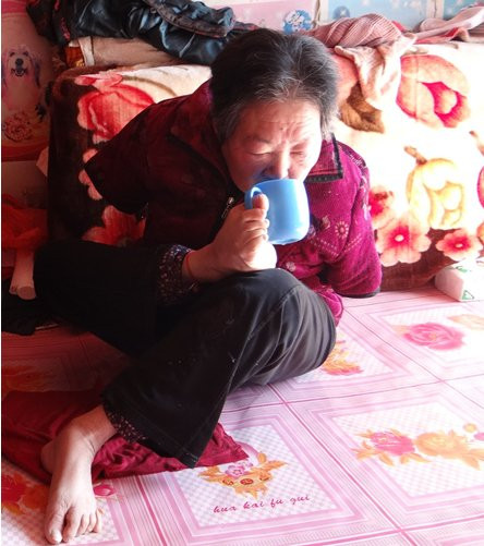 Khâm phục cụ bà 70 tuổi làm mọi việc bằng chân - 9 kham phuc cu ba 70 tuoi lam moi viec bang chan - 9
