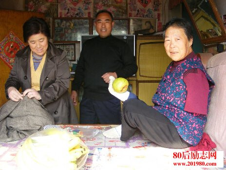 Khâm phục cụ bà 70 tuổi làm mọi việc bằng chân - 7 kham phuc cu ba 70 tuoi lam moi viec bang chan - 7