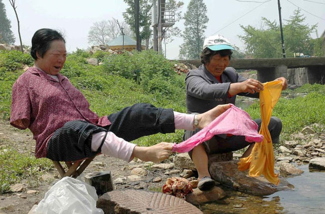 Khâm phục cụ bà 70 tuổi làm mọi việc bằng chân - 2 kham phuc cu ba 70 tuoi lam moi viec bang chan - 2
