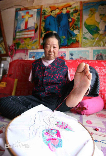 Khâm phục cụ bà 70 tuổi làm mọi việc bằng chân - 4 kham phuc cu ba 70 tuoi lam moi viec bang chan - 4