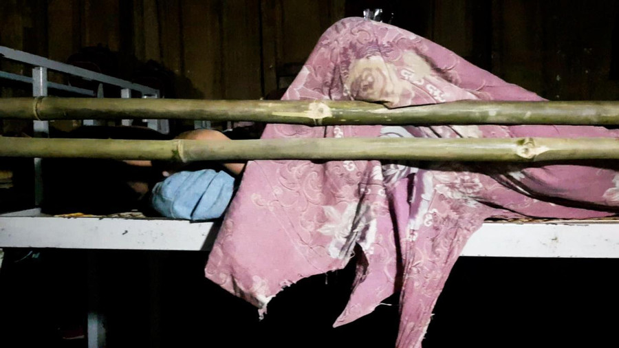 Căn nhà mục nát, thiếu thốn không đủ sức che nắng mưa và giá rét cho các em nhỏ. Căn nhà mục nát, thiếu thốn không đủ sức che nắng mưa và giá rét cho các em nhỏ.