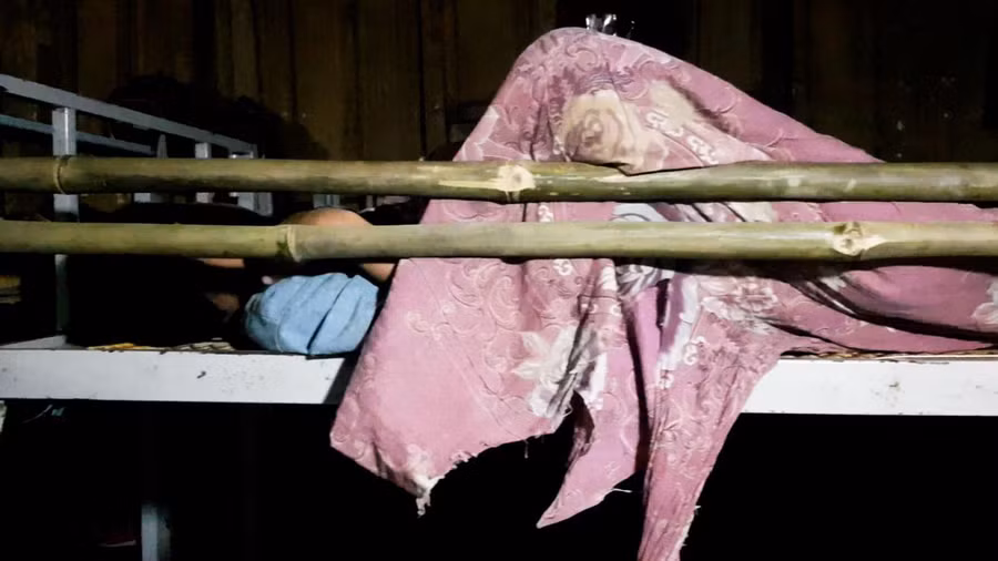 Căn nhà mục nát, thiếu thốn không đủ sức che nắng mưa và giá rét cho các em nhỏ.