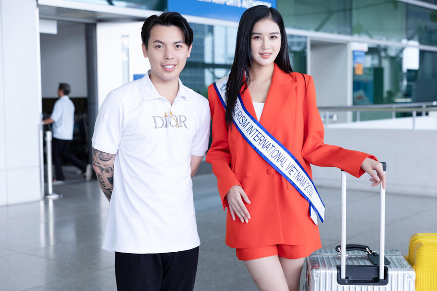 Ông Phạm Duy Khánh – Giám đốc quốc gia cuộc thi Miss Tourism International 2022 tiễn cô lên đường. Ông Phạm Duy Khánh – Giám đốc quốc gia cuộc thi Miss Tourism International 2022 tiễn cô lên đường.