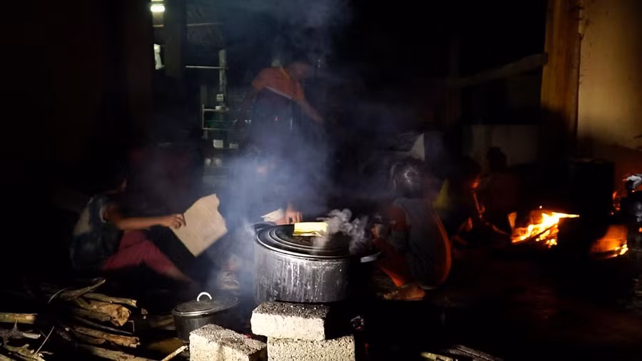 Ngày mới của các em bắt đầu từ 4h30 sáng.