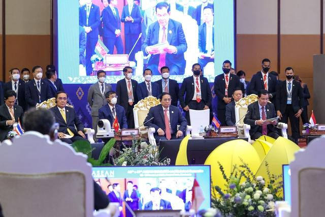 Các đại biểu đề xuất các lãnh đạo ASEAN bốn nhóm khuyến nghị về phát triển hài hòa kinh tế-xã hội lấy con người làm trung tâm, thúc đẩy đầu tư xanh, công bằng và bền vững, nâng cao năng lực ứng phó và giảm thiểu thiệt hại do thiên tai, và tăng cường hợp tác nghị viện ở khu vực - Ảnh: VGP/Nhật Bắc